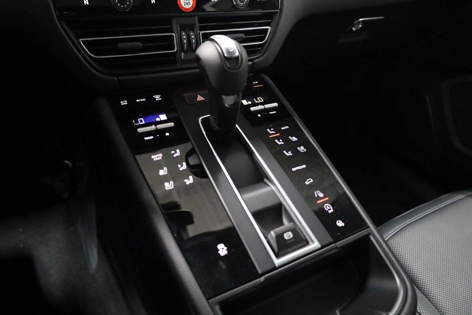 Thumbnail: 2026 Porsche Macan - 29