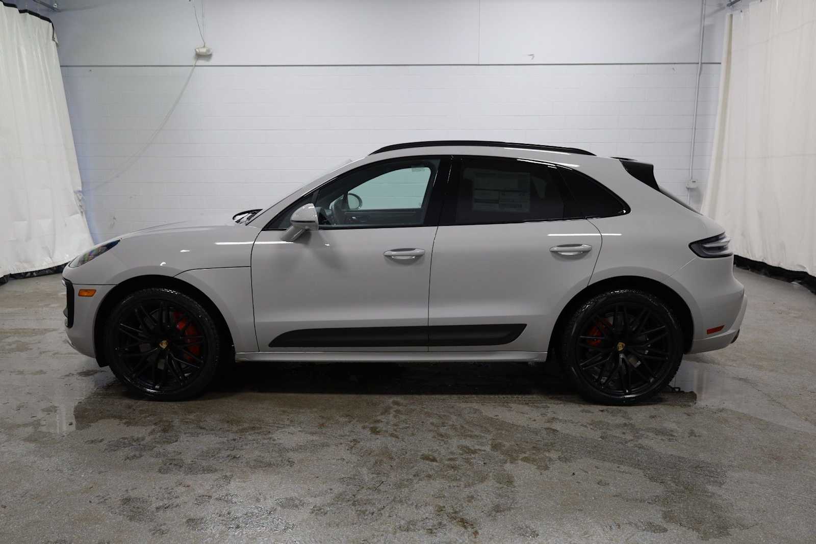 Thumbnail: 2026 Porsche Macan - 2