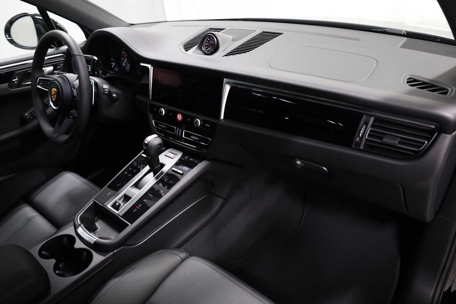 Thumbnail: 2026 Porsche Macan - 6