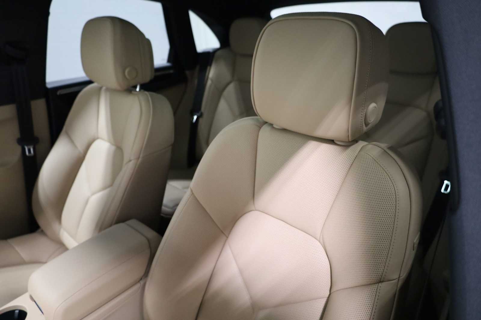 Thumbnail: 2026 Porsche Macan - 19