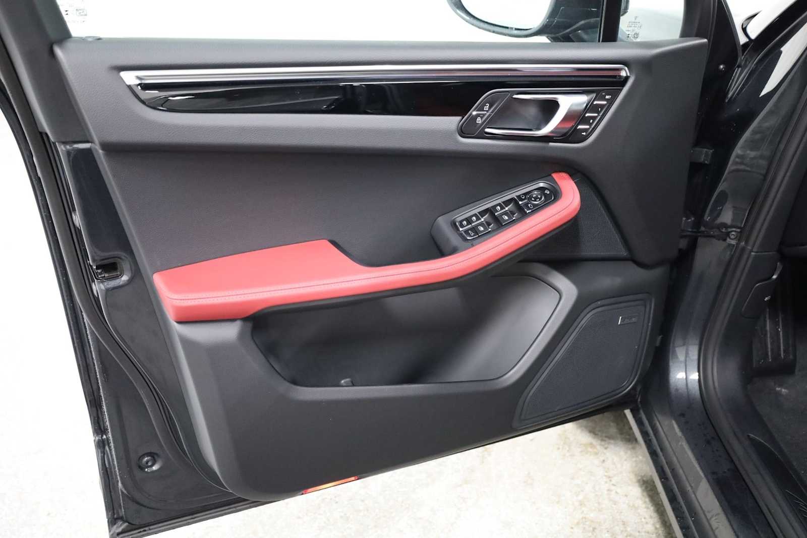 Thumbnail: 2026 Porsche Macan - 16