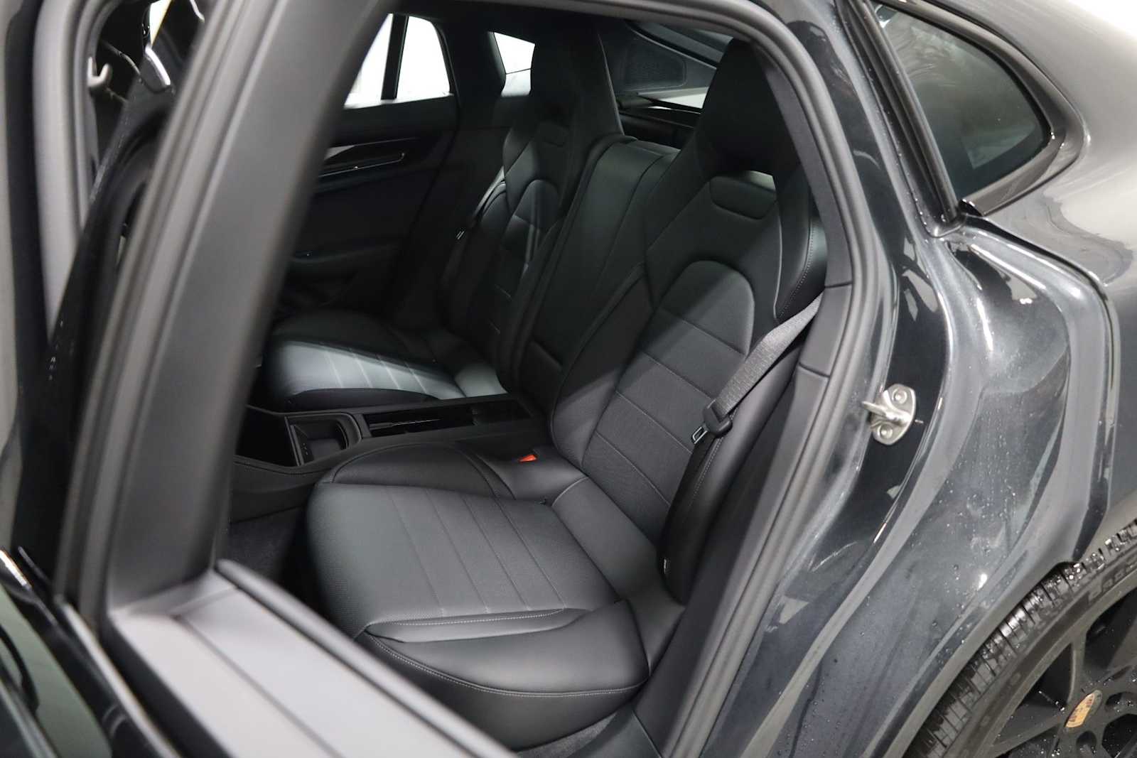 Thumbnail: 2026 Porsche Panamera - 36