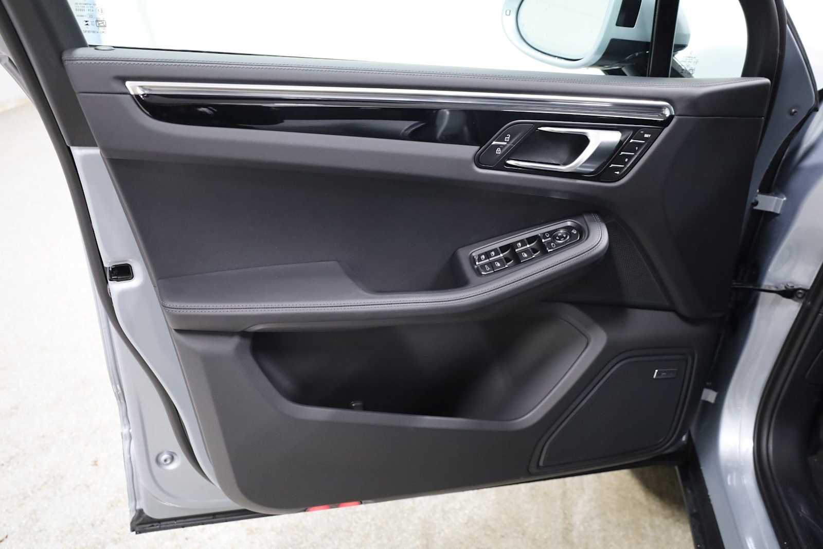 Thumbnail: 2026 Porsche Macan - 16