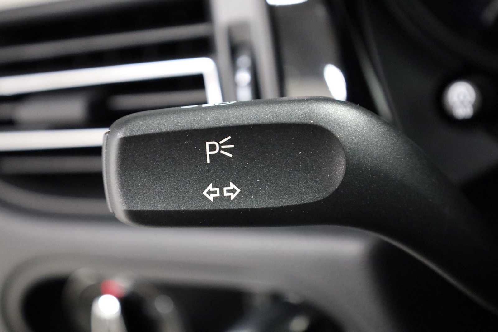 Thumbnail: 2026 Porsche Macan - 31