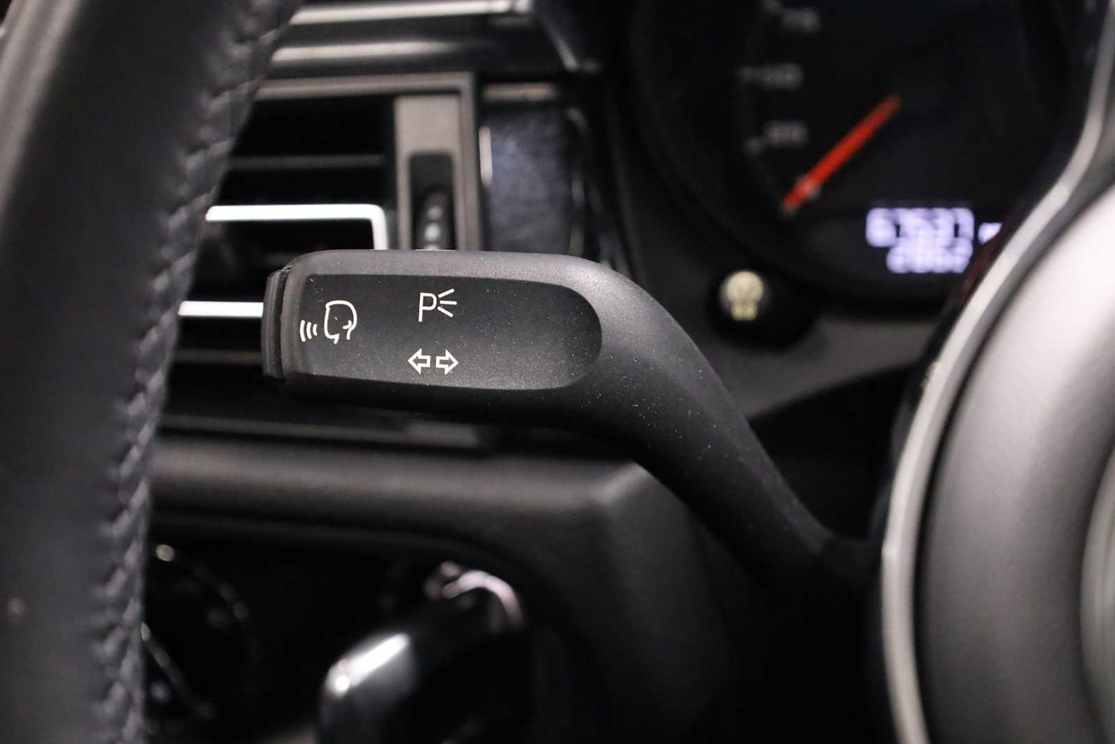 Thumbnail: 2020 Porsche Macan - 31