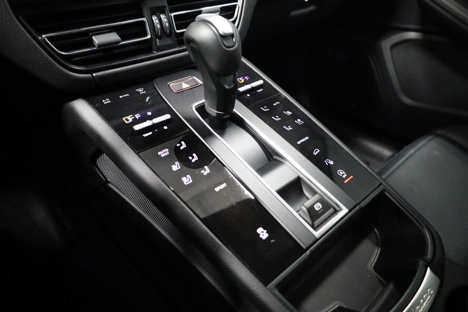 Thumbnail: 2025 Porsche Macan - 29