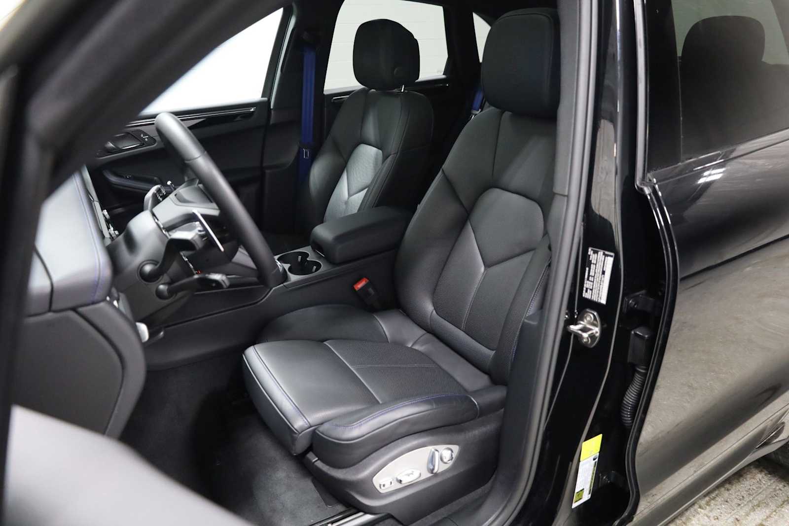 Thumbnail: 2025 Porsche Macan - 5