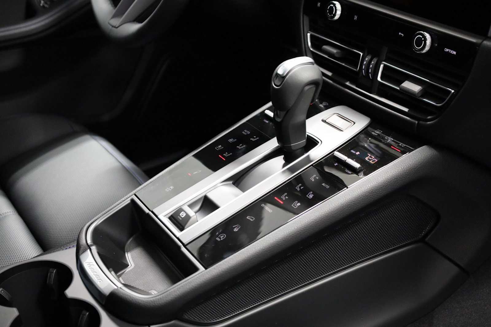 Thumbnail: 2026 Porsche Macan - 21