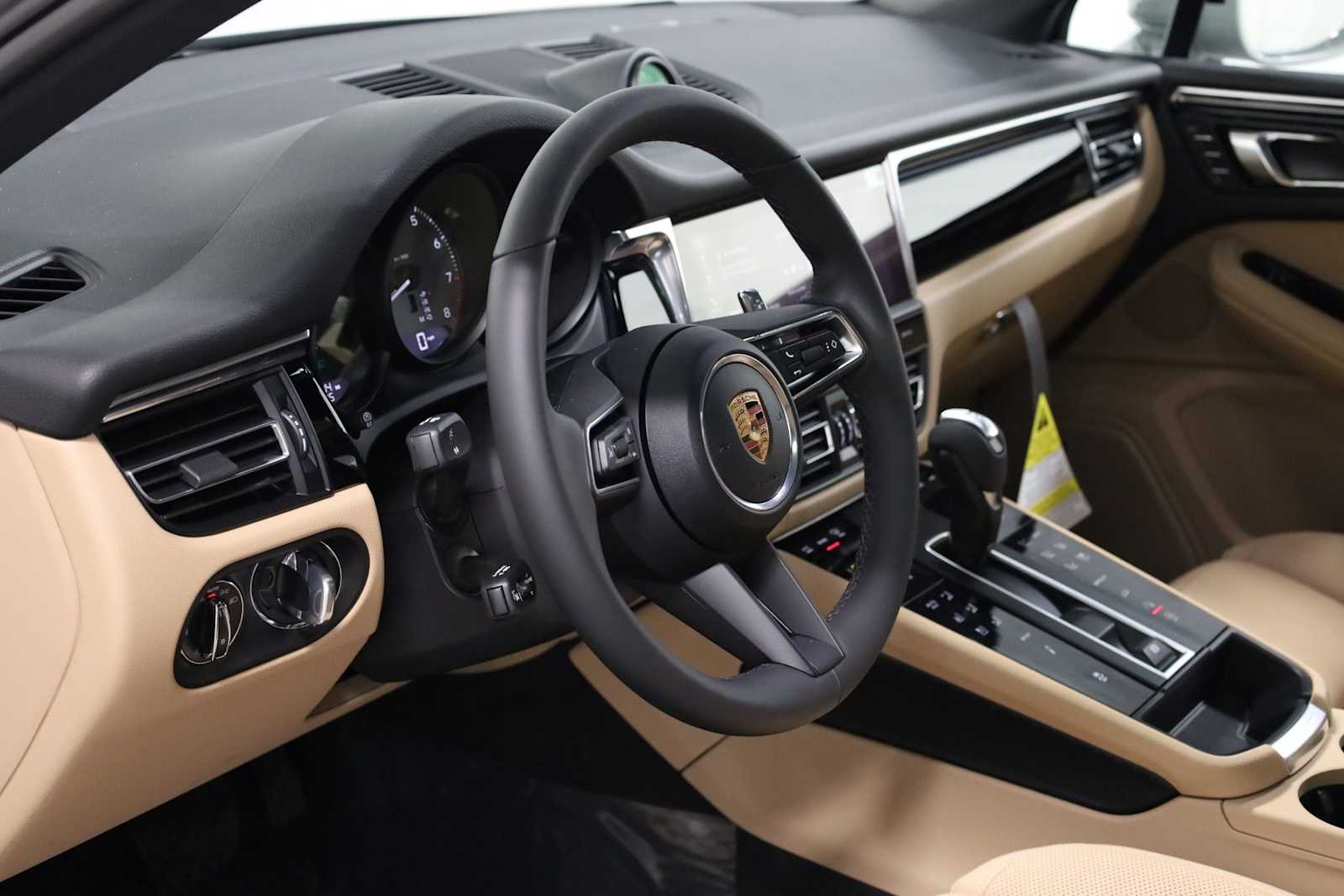 Thumbnail: 2026 Porsche Macan - 4