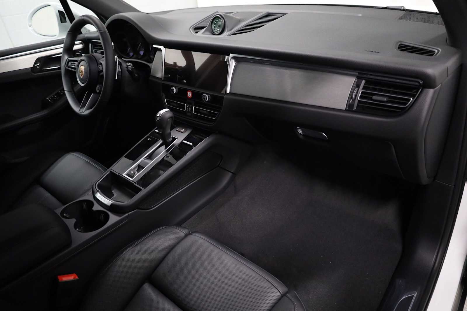 Thumbnail: 2026 Porsche Macan - 6