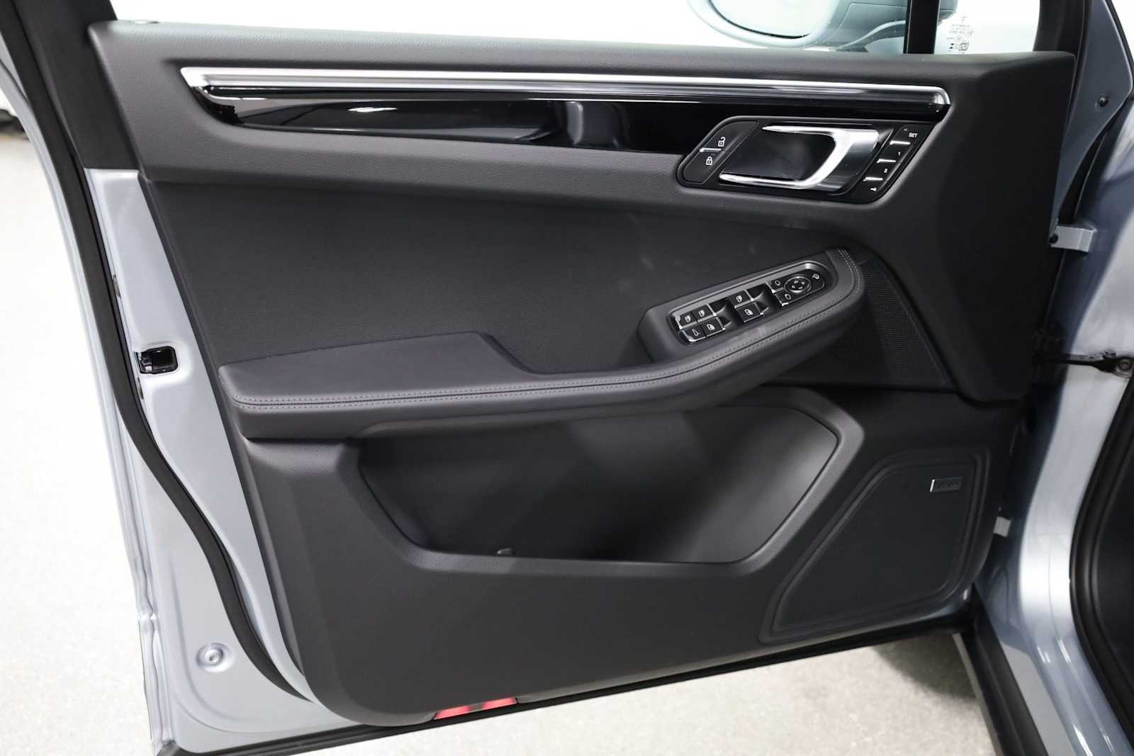 Thumbnail: 2026 Porsche Macan - 16