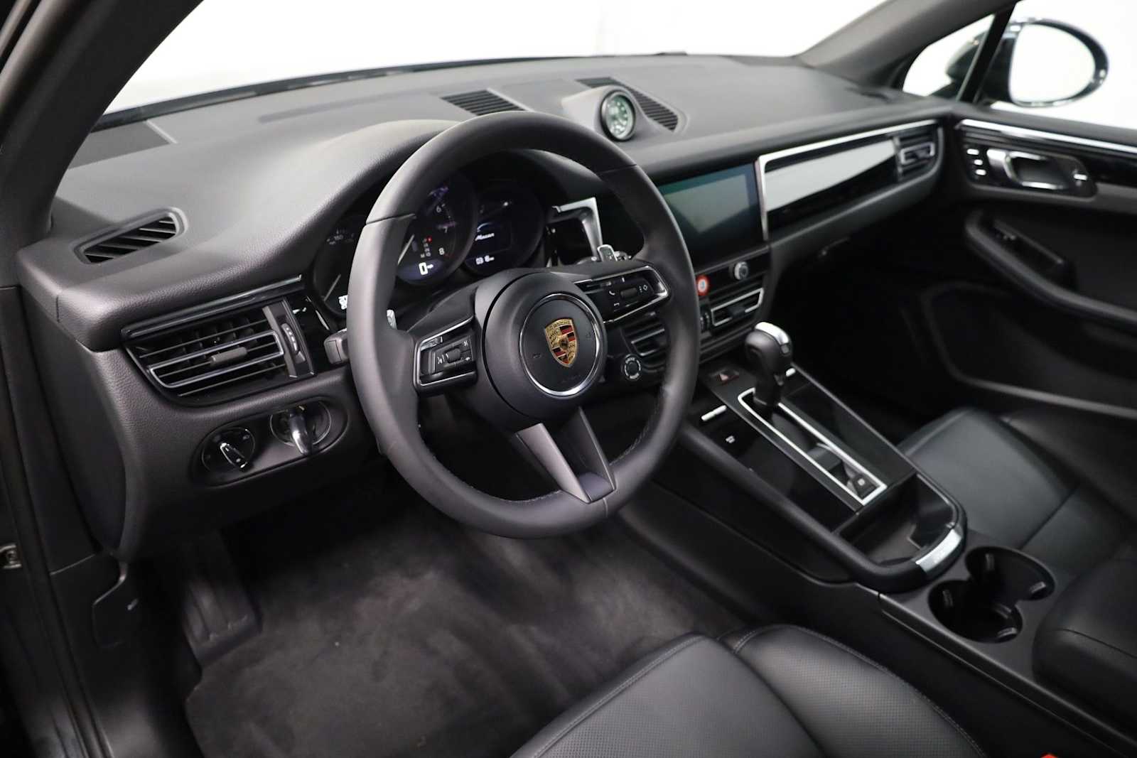 Thumbnail: 2026 Porsche Macan - 4