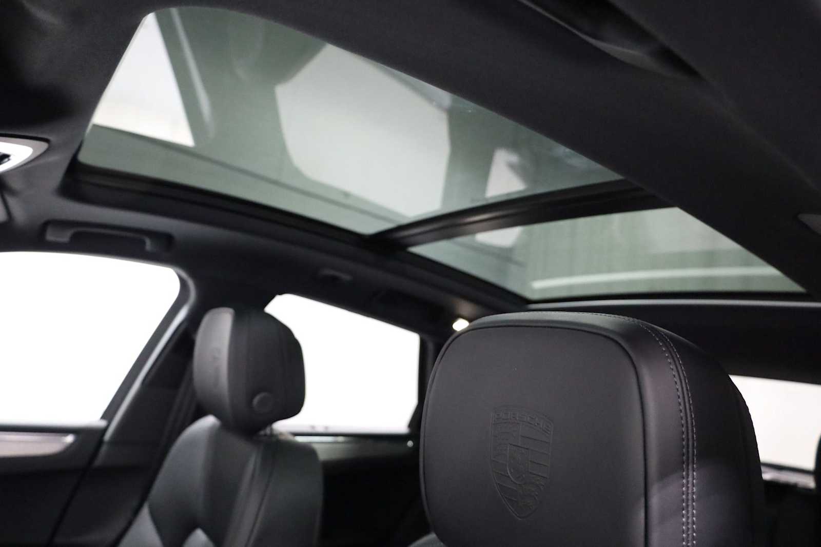 Thumbnail: 2026 Porsche Macan - 20