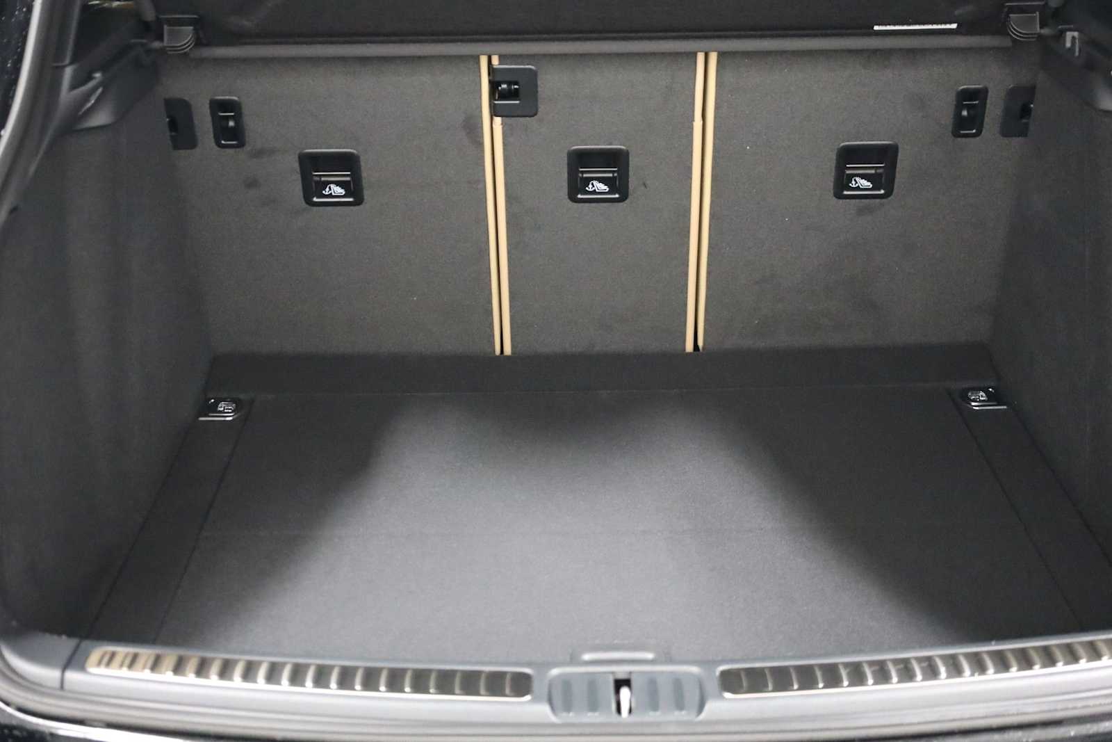 Thumbnail: 2026 Porsche Macan - 41