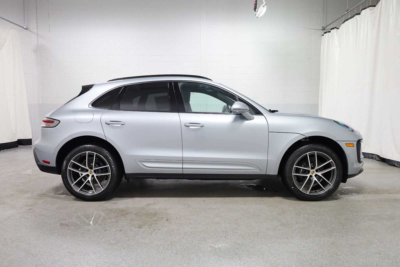 Thumbnail: 2026 Porsche Macan - 10