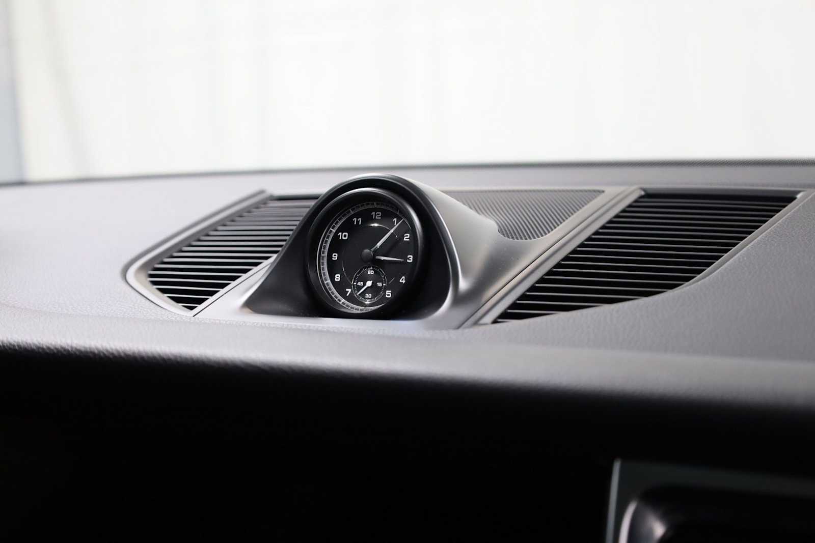 Thumbnail: 2023 Porsche Macan - 23