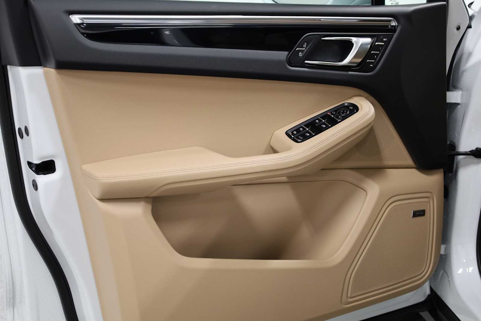 Thumbnail: 2026 Porsche Macan - 16