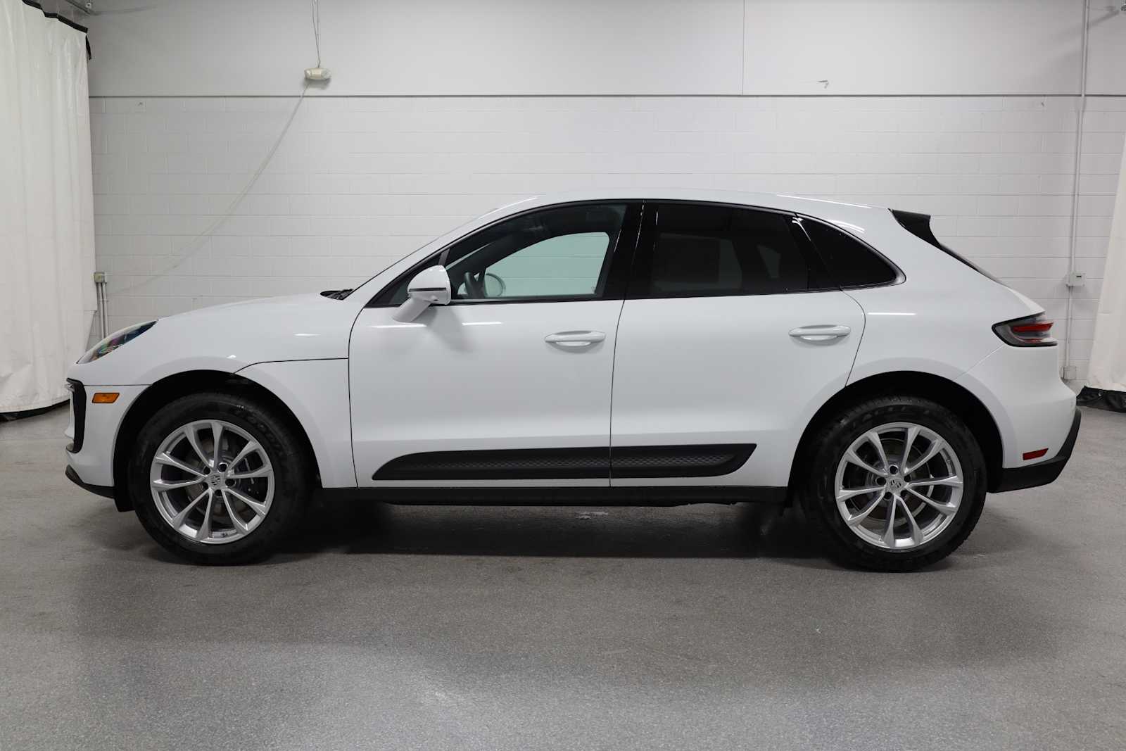 Thumbnail: 2026 Porsche Macan - 2