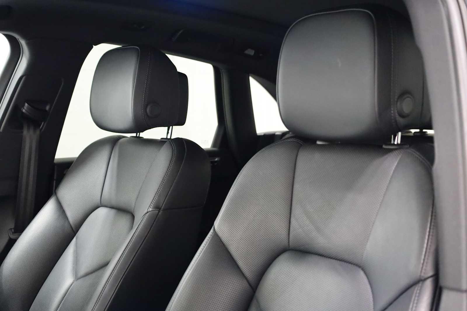 Thumbnail: 2018 Porsche Macan - 18
