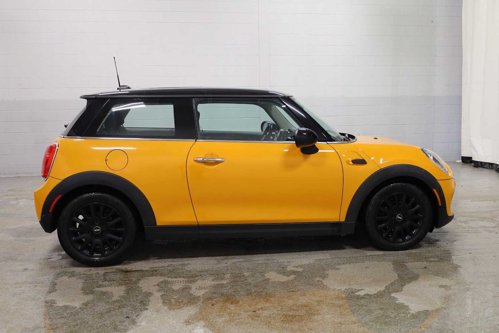 Thumbnail: 2016 MINI Cooper Hardtop - 10