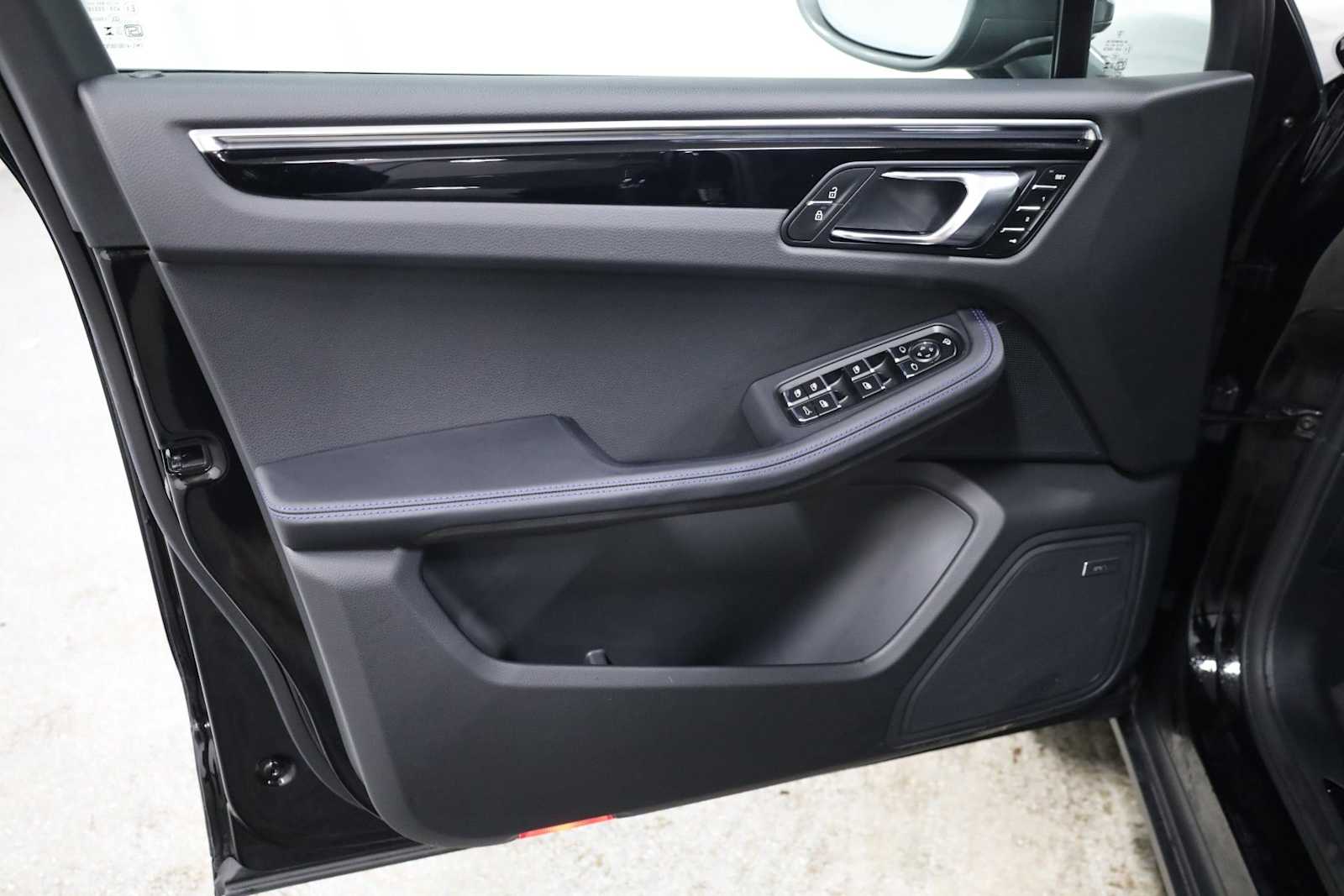 Thumbnail: 2025 Porsche Macan - 16