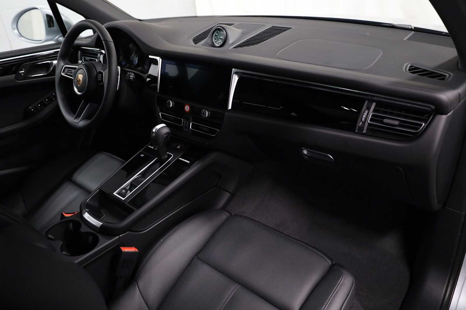 Thumbnail: 2026 Porsche Macan - 5