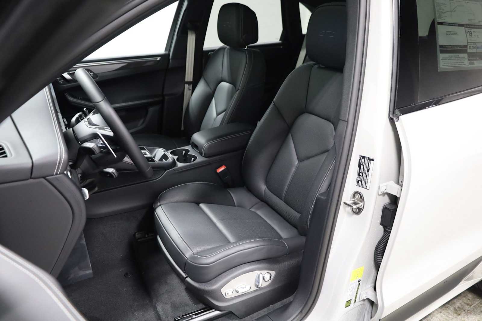 Thumbnail: 2026 Porsche Macan - 5