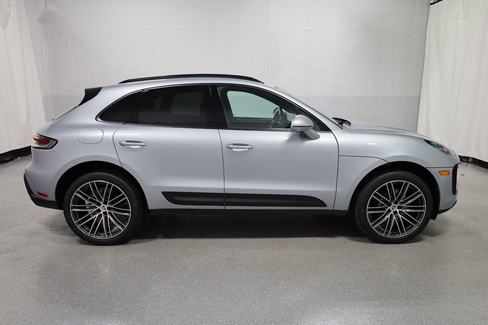 Thumbnail: 2026 Porsche Macan - 10