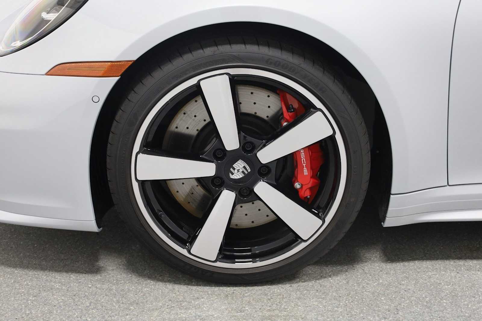 Thumbnail: 2025 Porsche 911 - 35