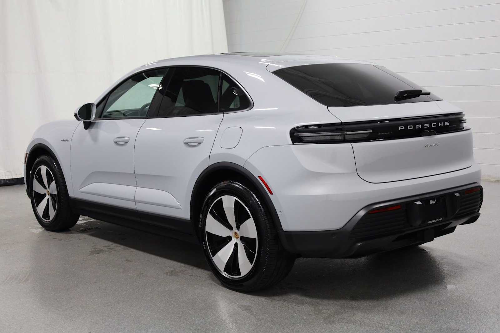 Thumbnail: 2025 Porsche Macan - 3