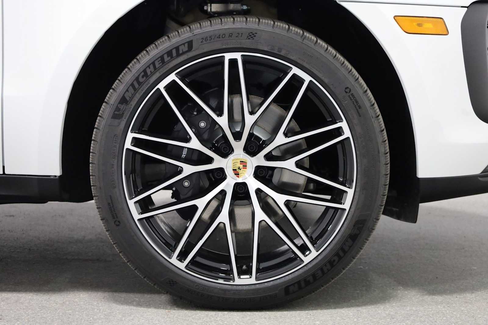 Thumbnail: 2026 Porsche Macan - 12