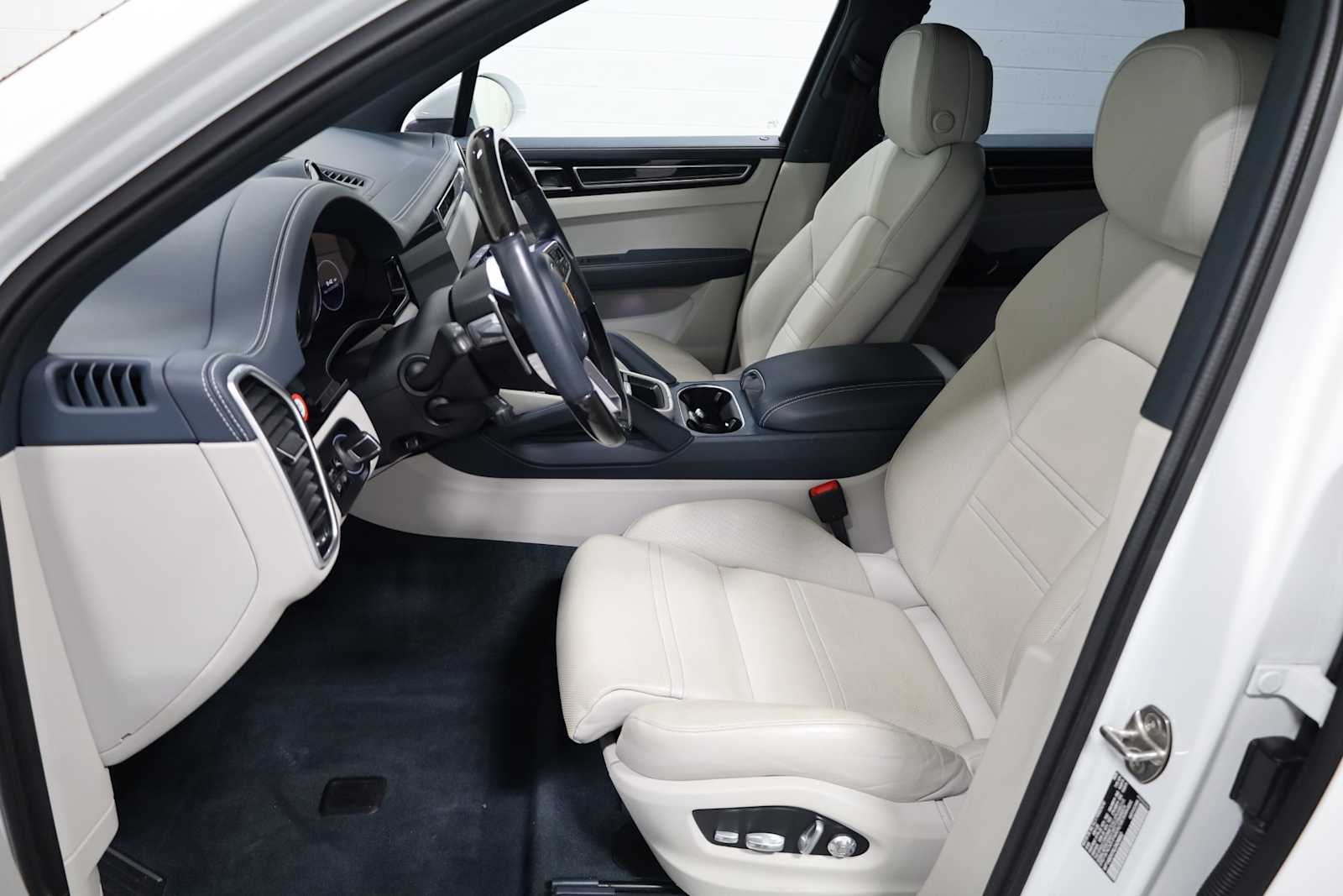 Thumbnail: 2020 Porsche Cayenne - 6