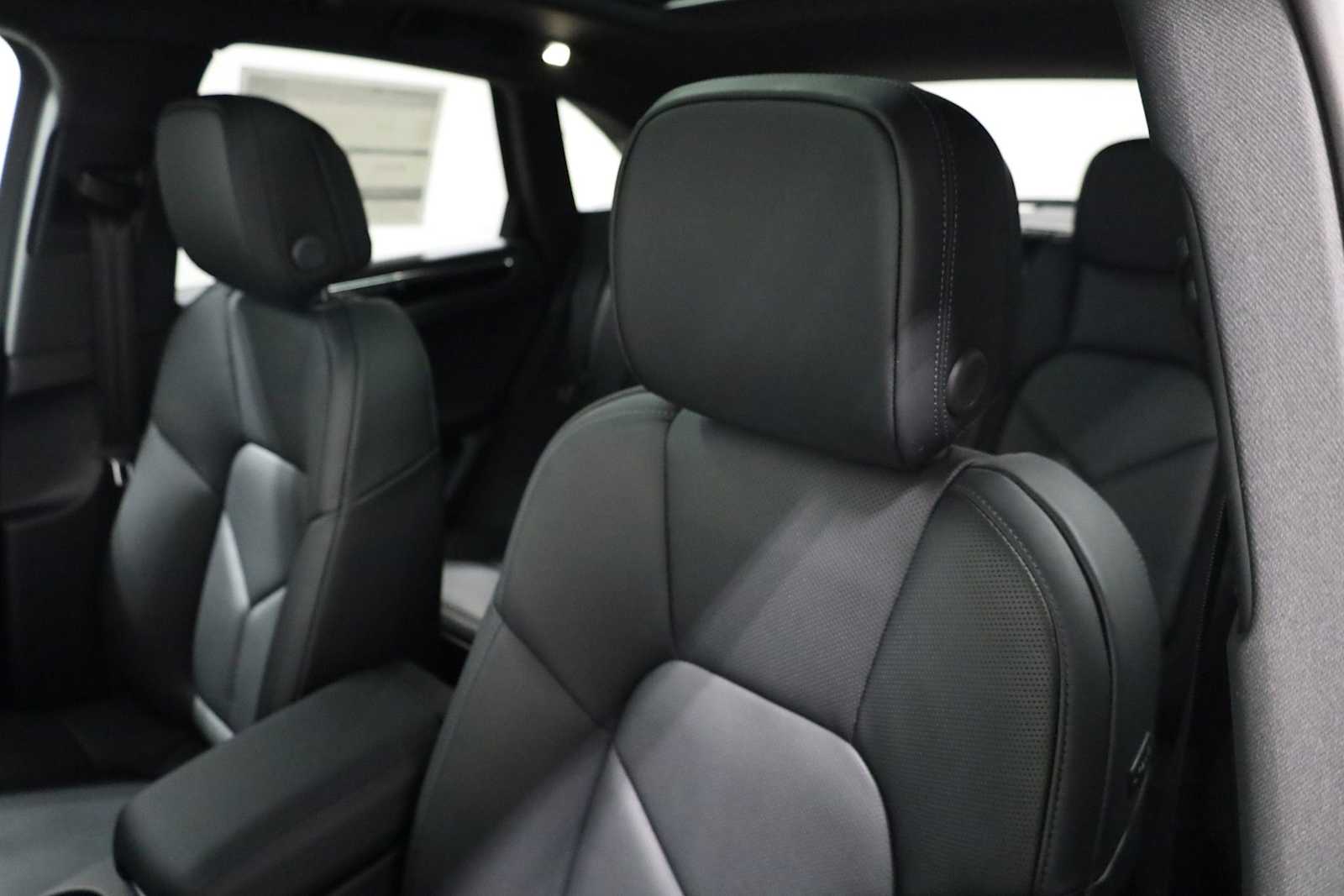 Thumbnail: 2026 Porsche Macan - 19