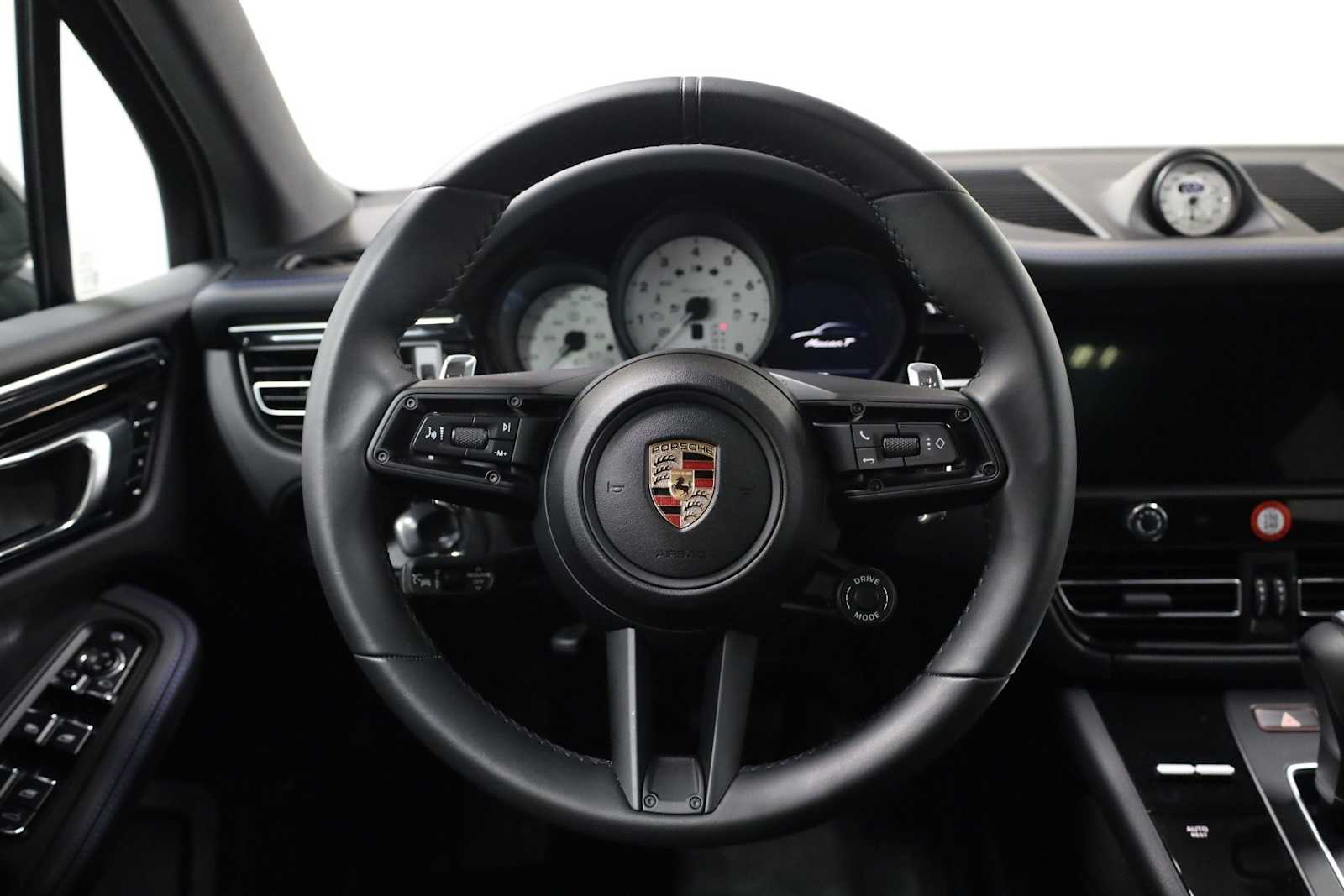 Thumbnail: 2025 Porsche Macan - 25