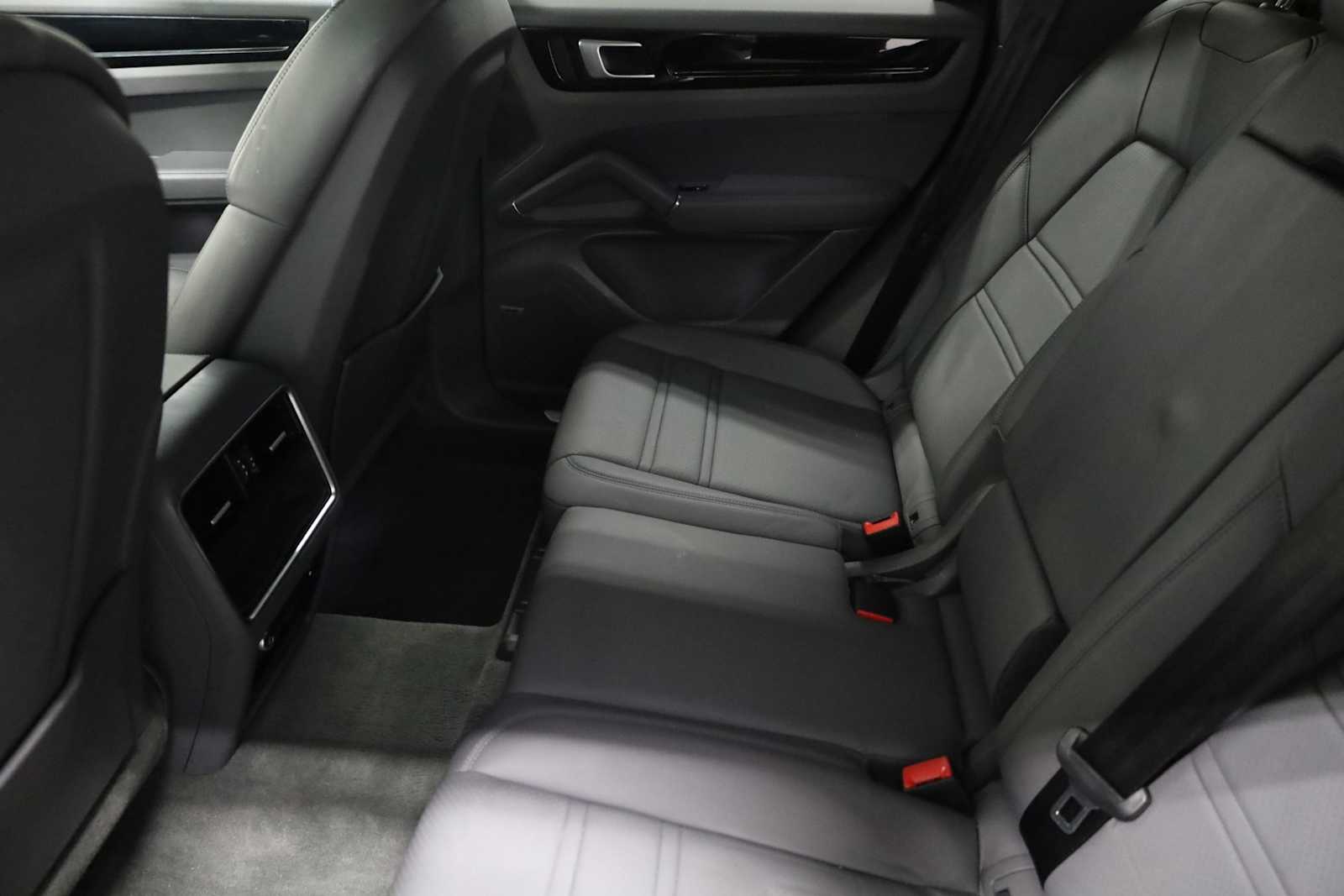 Thumbnail: 2022 Porsche Cayenne - 35