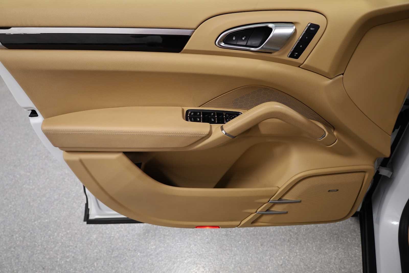 Thumbnail: 2014 Porsche Cayenne - 16
