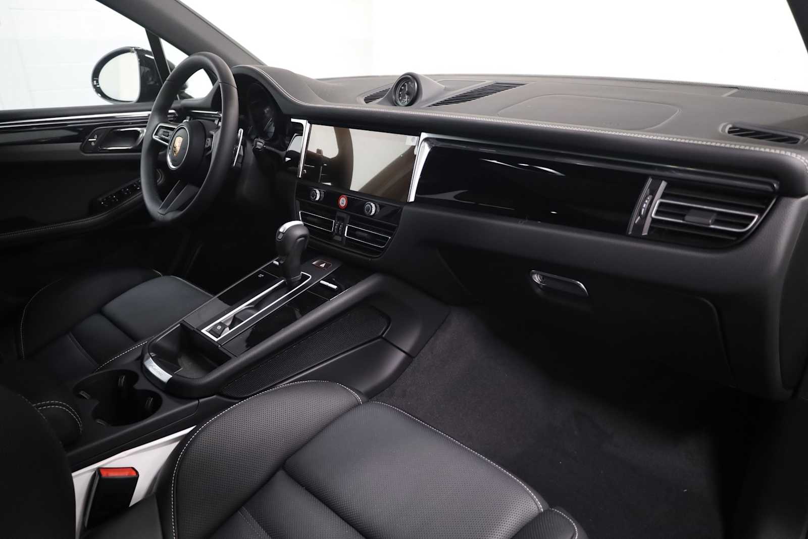 Thumbnail: 2025 Porsche Macan - 6