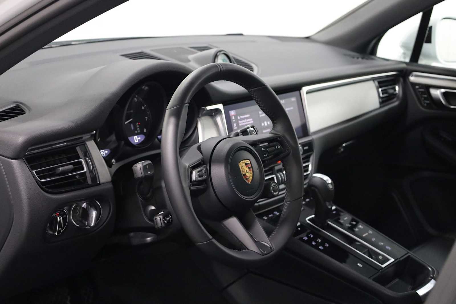 Thumbnail: 2026 Porsche Macan - 4