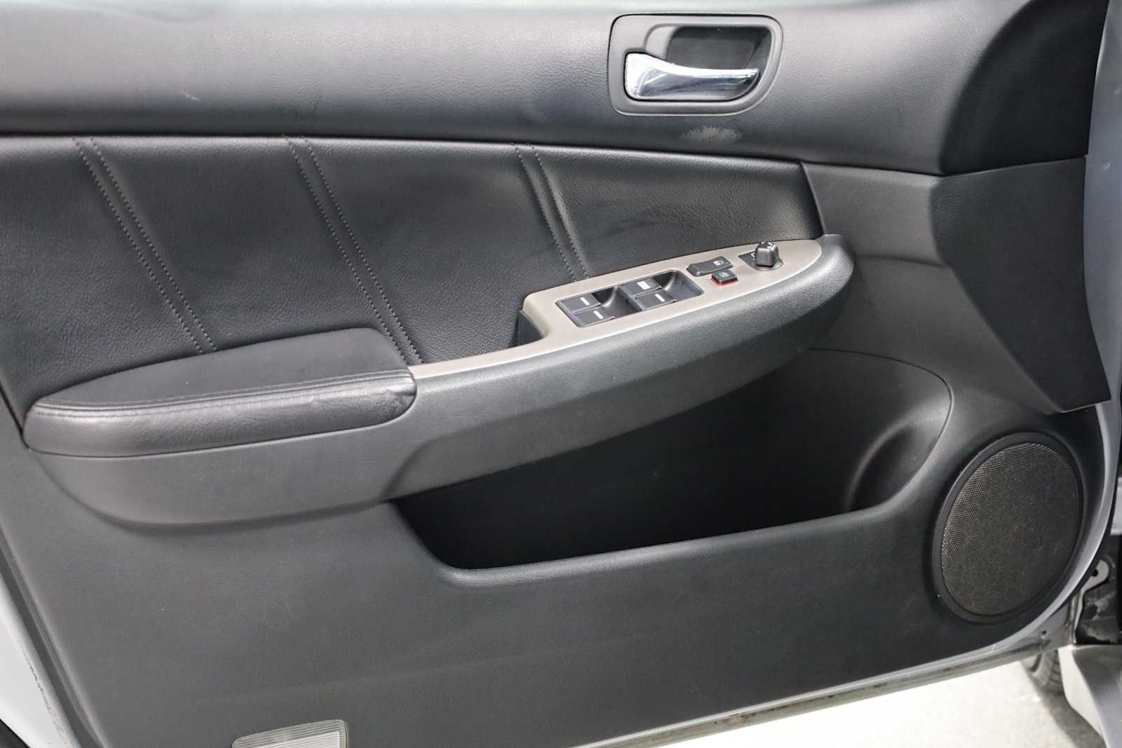 Thumbnail: 2005 Honda Accord - 16