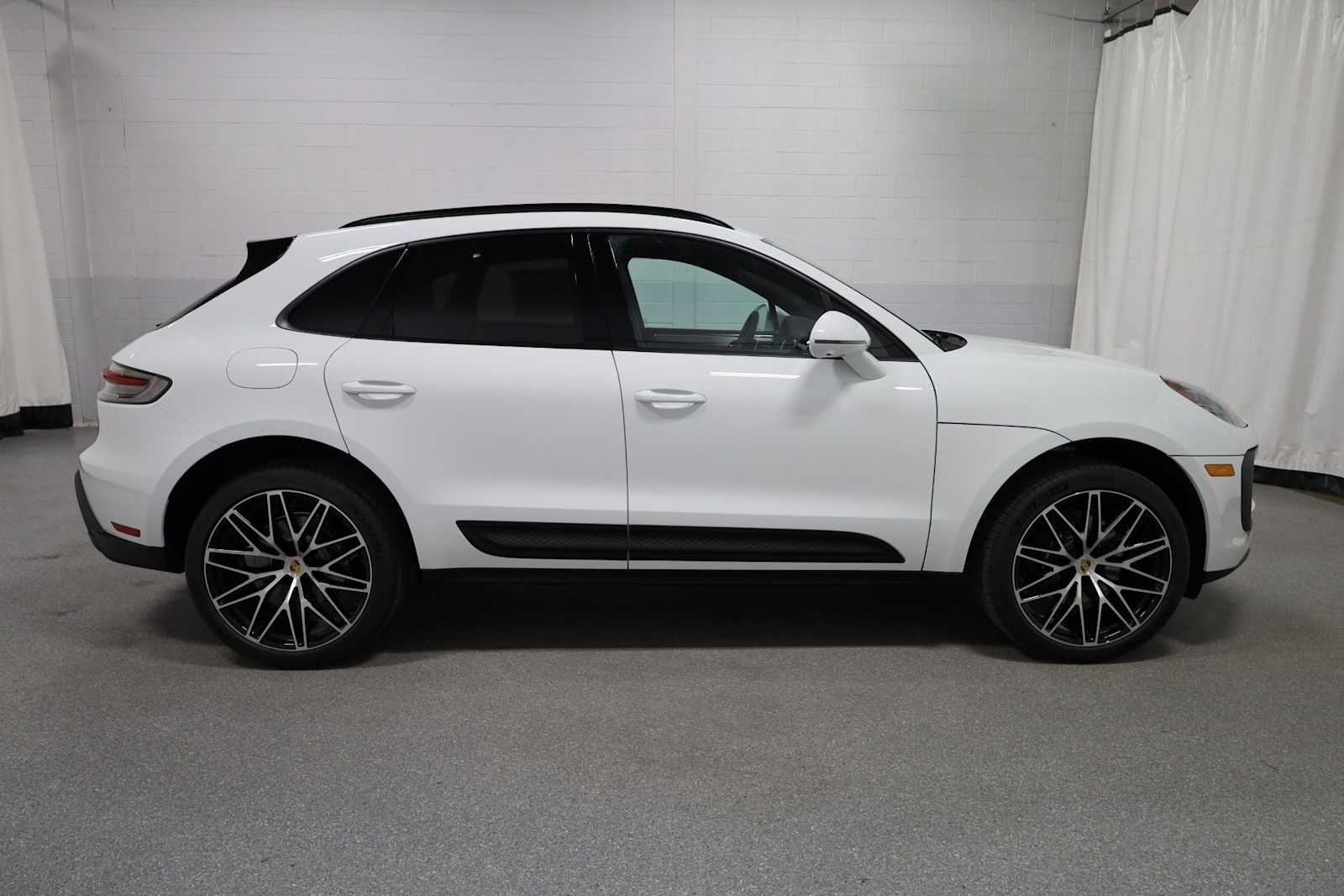 Thumbnail: 2026 Porsche Macan - 10