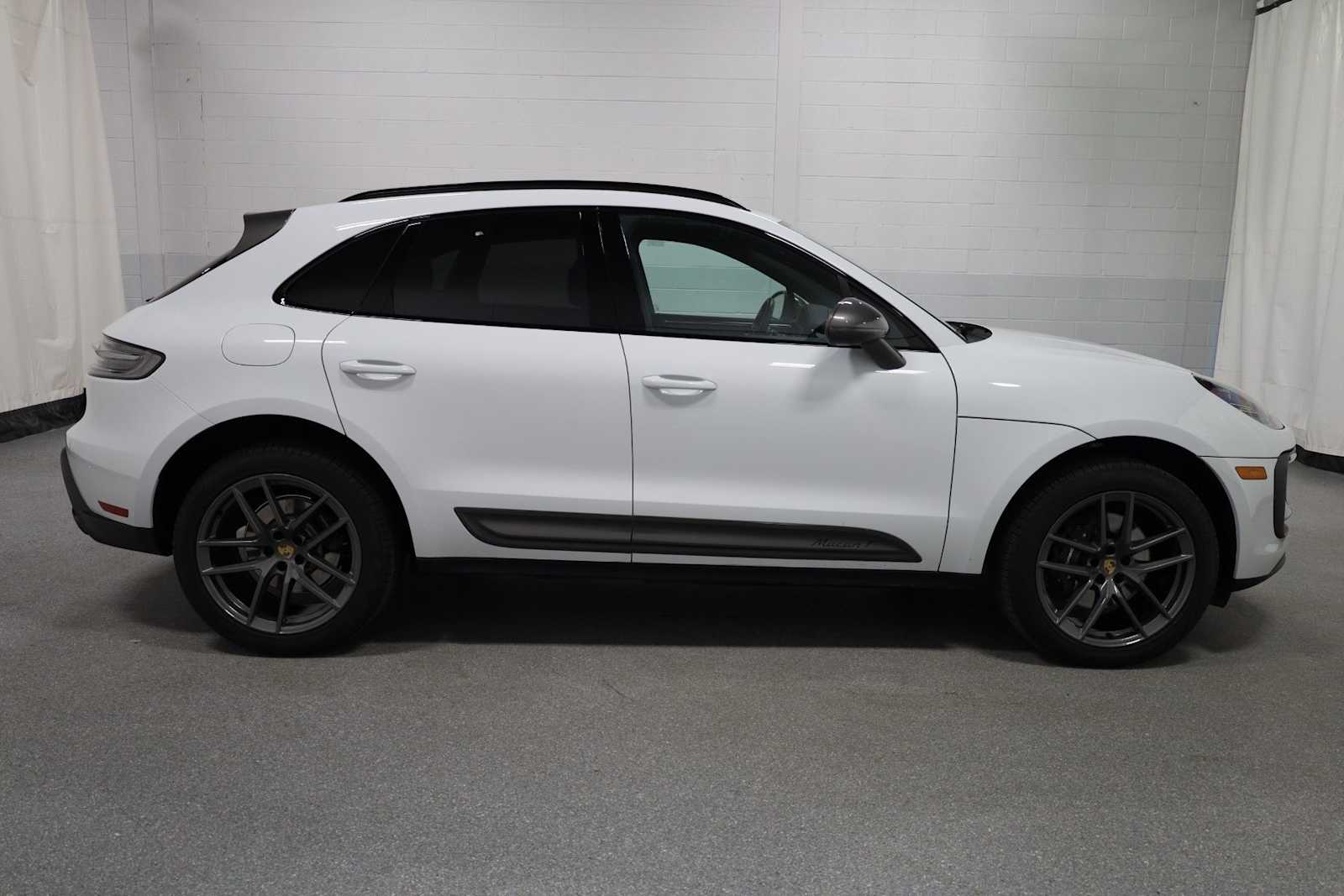 Thumbnail: 2025 Porsche Macan - 10