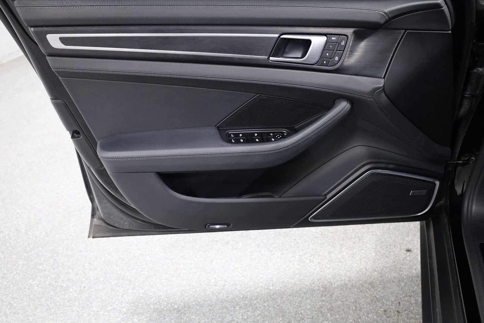 Thumbnail: 2023 Porsche Panamera - 16