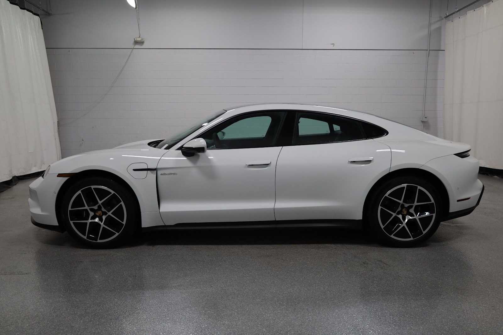 Thumbnail: 2025 Porsche Taycan - 2