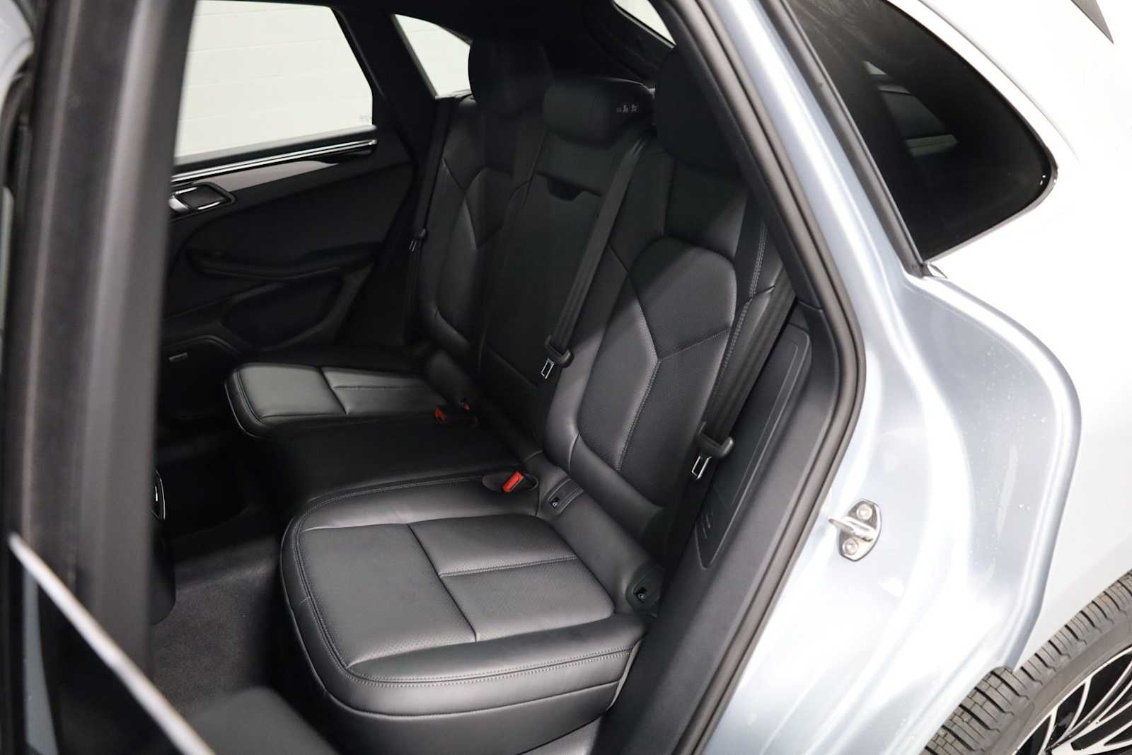 Thumbnail: 2026 Porsche Macan - 36