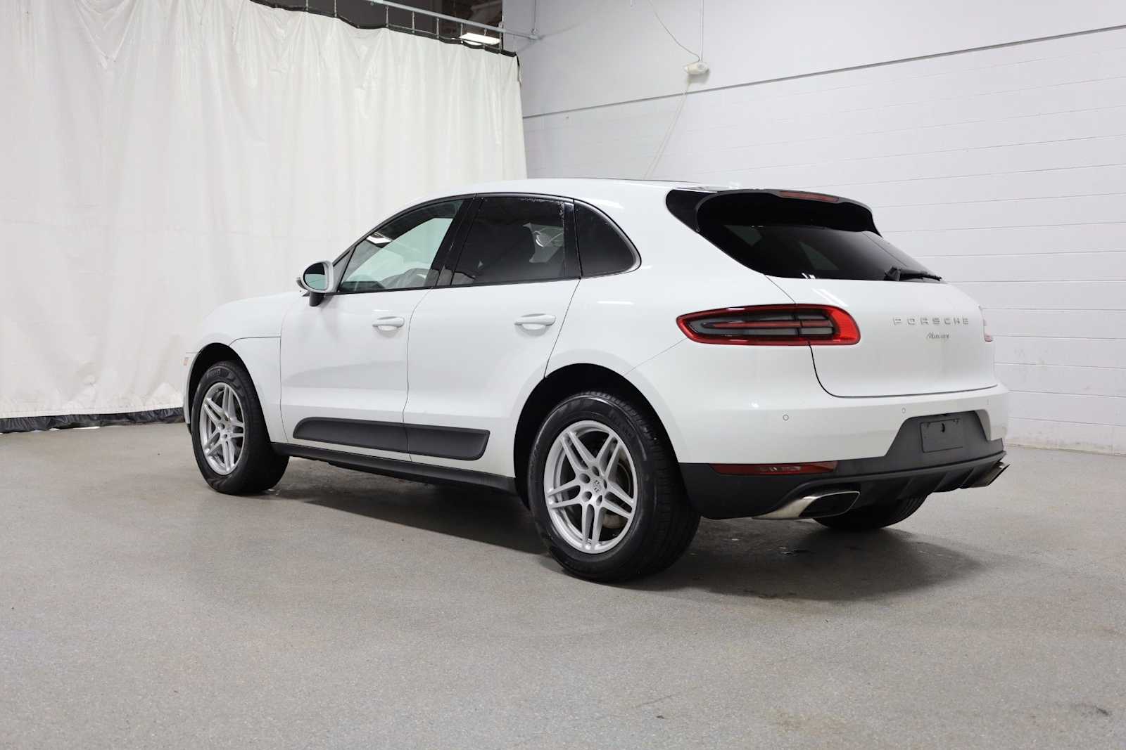 Thumbnail: 2017 Porsche Macan - 3