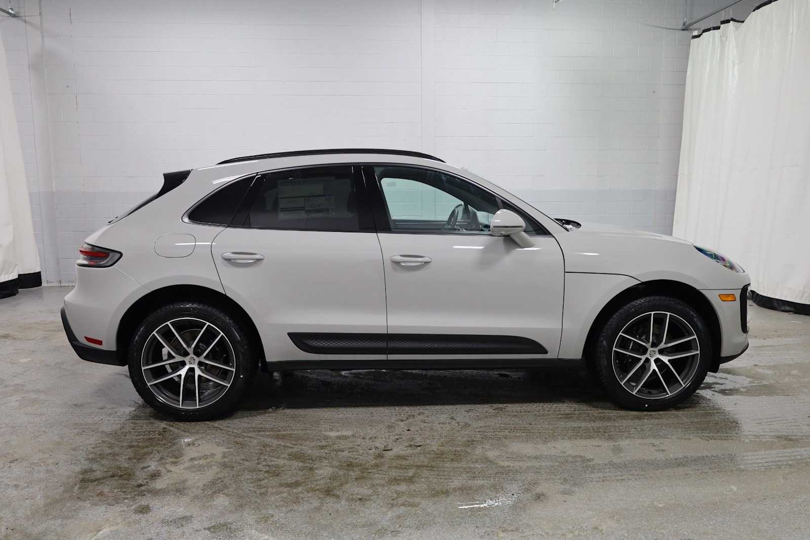 Thumbnail: 2026 Porsche Macan - 10