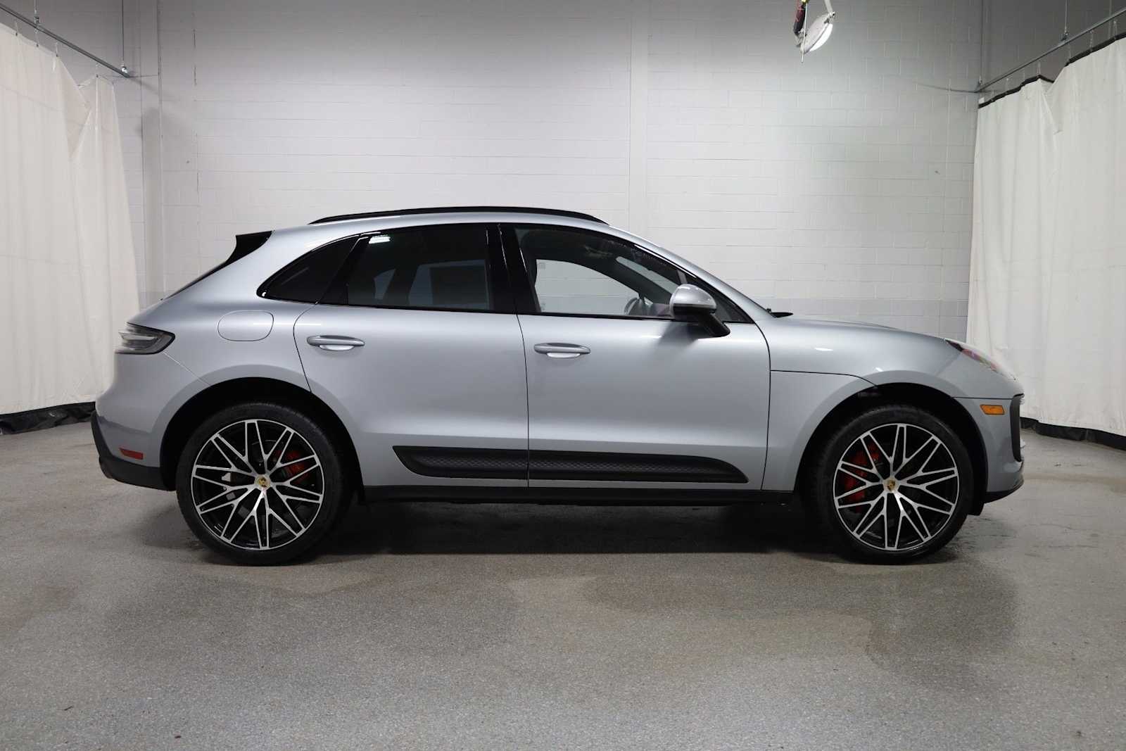 Thumbnail: 2026 Porsche Macan - 10