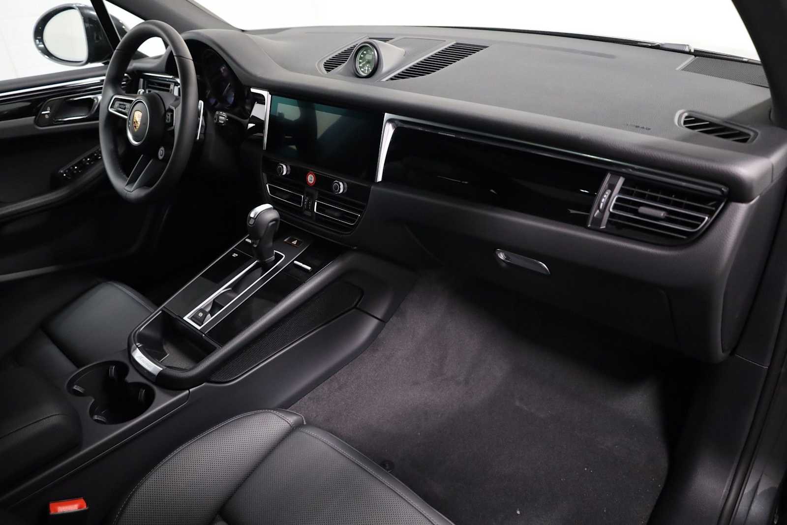 Thumbnail: 2026 Porsche Macan - 6