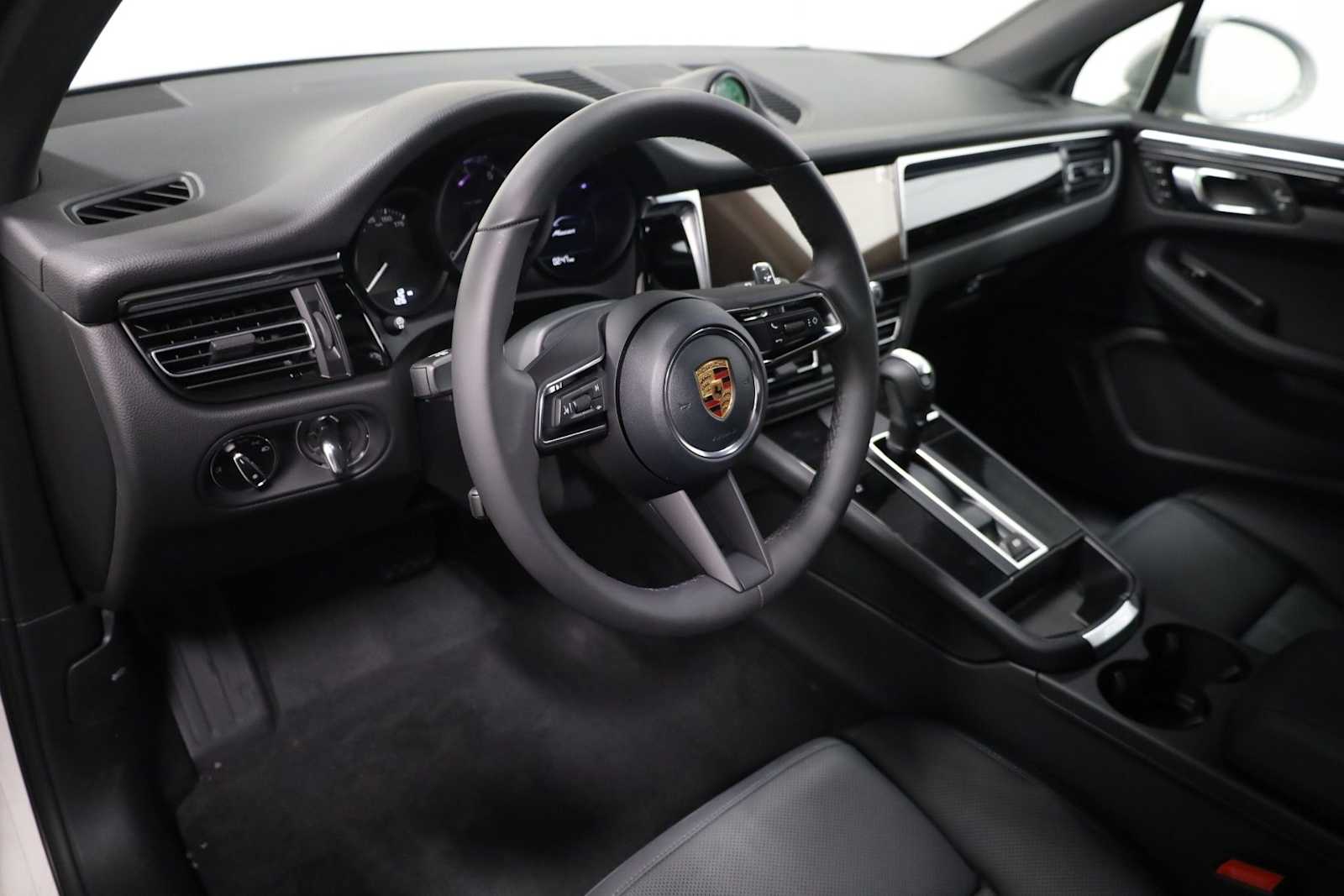 Thumbnail: 2026 Porsche Macan - 4