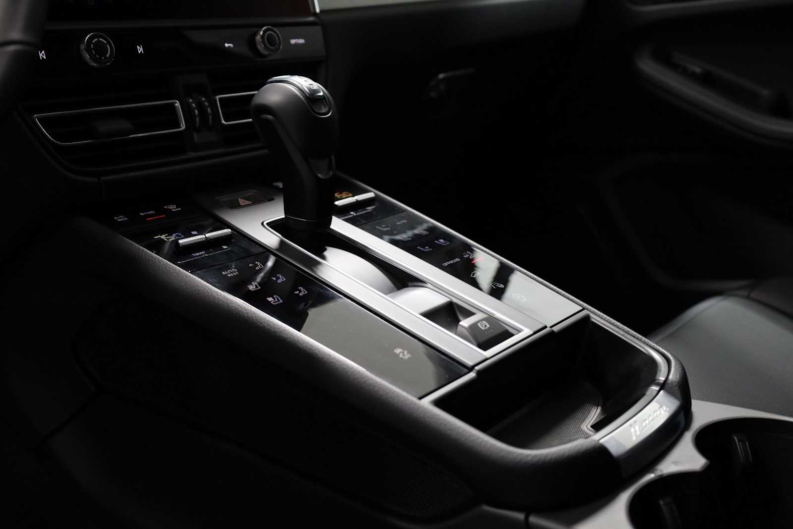 Thumbnail: 2026 Porsche Macan - 29